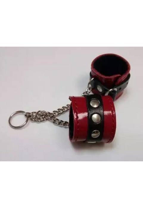 Брелок в виде красно-чёрных наручников